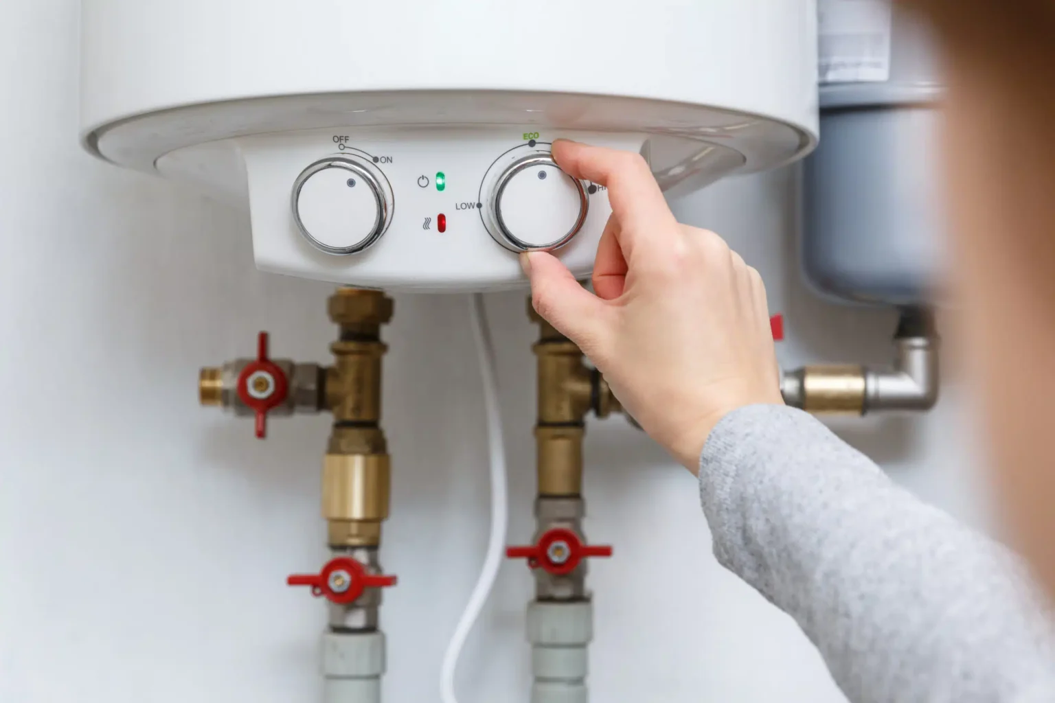 Technician adjusting a water heater in San Lorenzo